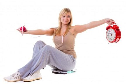 Девушки, которые хотят похудеть, питаются здоровой пищей и соблюдают диетические привычки.